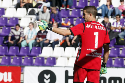 Javi Varas realiza una indicación durante un partido del Real Valladolid en Zorrilla-P. REQUEJO