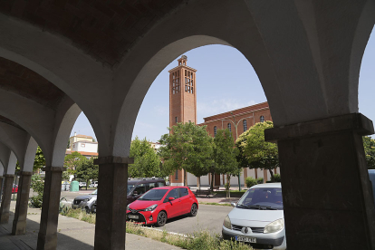 Plaza Porticada con iglesia de San Pío X. J. M. LOSTAU