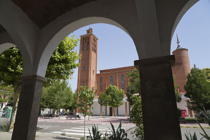 Plaza Porticada con la iglesia de San Pio X. J. M. LOSTAU