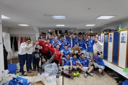 Jugadores y cuerpo técnico del Recoletas Atlético Valladolid festejan en el vestuario de Huerta del Rey su final de campaña en la Liga Asobal.-TWITTER