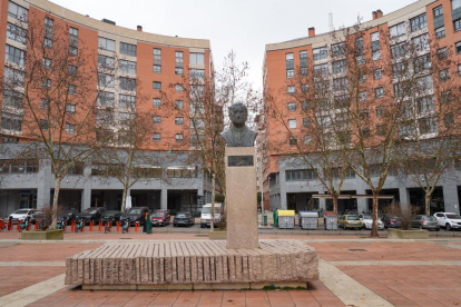 Busto de Marcos Fernández en su plaza de Parquesol, Valladolid, en la actualidad.-  J. M. LOSTAU