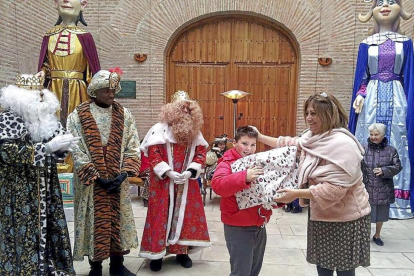 La alcaldesa de Medina, Teresa López, entrega un regalo a un niño el pasado 5 de enero, ante los Reyes Magos.-El Mundo