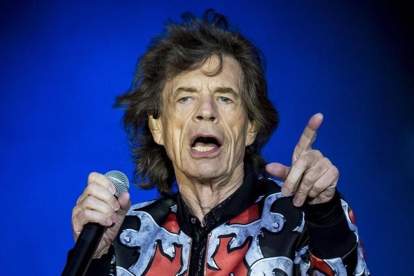 Mick Jagger, en su salsa, ante la multitud, en un concierto. /-EL PERIÓDICO