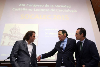 El consejero de Sanidad, Antonio María Sáez, inaugura el XIX Congreso de la Sociedad Castellano y Leonesa de Cardiología (Socalec) junto al jefe de Cardiología del Hospital Virgen de la Concha de Zamora, José Luis Santos (I) y el jefe de Cardiología del H-ICAL
