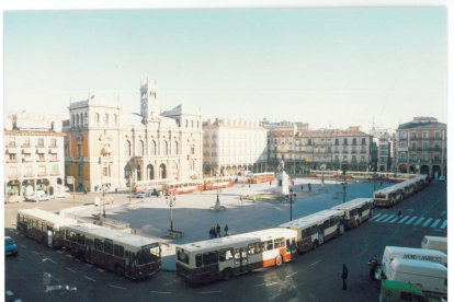 Presentación de autobuses urbanos en la plaza Mayor en 1988. -ARCHIVO MUNICIPAL VALLADOLID