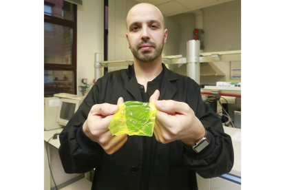 El investigador de la Universidad de Burgos Saúl Vallejos muestra un polímero en las instalaciones de la Universidad de Burgos.-I. L. MURILLO