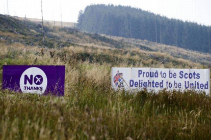 Carteles favorables al 'no', este jueves en Escocia.-Foto: AFP / LESLEY MARTIN