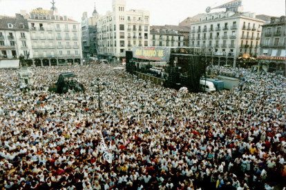 Concierto celebrado en la plaza Mayor en las Fiestas de Valladolid en 1985. -ARCHIVO MUNICIPAL VALLADOLID