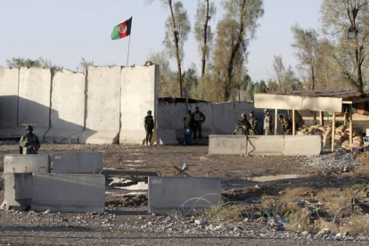 Militares afganos, junto a una de las entradas del aeropuerto de Kandahar.-STRINGER / REUTERS