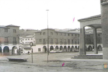 Vista de la plaza Porticada de Valladolid en 1972 con la Parroquia de San Pío X a la derecha  - ARCHIVO MUNICIPAL DE VALLADOLID
