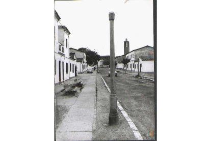 Calle Hogar, al fondo la Parroquia San Pío X de la Plaza Porticada de Valladolid en 1976- ARCHIVO MUNICIPAL DE VALLADOLID