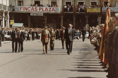 El Rey Juan Carlos I en la plaza Mayor en el año 1984. -ARCHIVO MUNICIPAL VALLADOLID