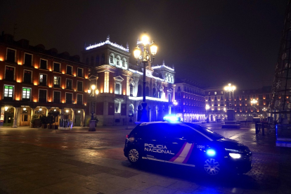 Patrulla de la Policía Nacional en la Plaza Mayor por la entrada de toque de queda a las 20 horas.- ICAL