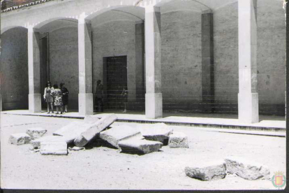 Restos de las obras en la entrada de la Parroquia San Pío X de la Plaza Porticada de Valladolid en 1970 - ARCHIVO MUNICIPAL DE VALLADOLID