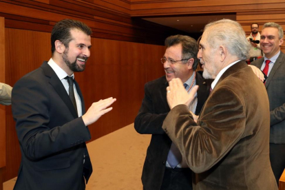 El portavoz del Grupo Parlamentario Socialista, Luis Tudanca, conversa con el expresidente de la Junta Demetrio Madrid, durante la celebración del XXXV Aniversario del Estatuto de Autonomía-ICAL