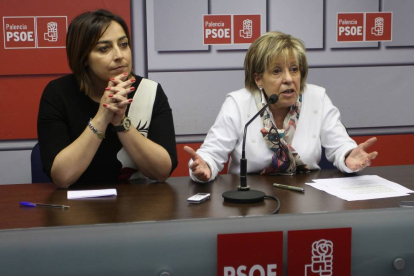 La concejala del PSOE e integrante de la candidatura al Ayuntamiento de Palencia, Begoña Núñez(D), junto a la candidata a la alcaldía de Palencia, Mirian Andrés(I)-Ical
