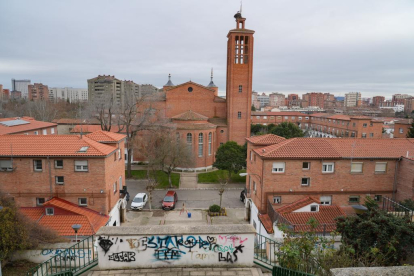 La Plaza Porticada de Valladolid vista desde lo alto de la calle de la Veleta - J.M. LOSTAU