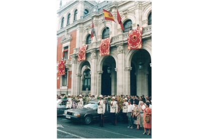 Capilla ardiente en el Ayuntamiento de Valladolid por el fallecimiento de Rosa Chacel en 1994. -ARCHIVO MUNICIPAL VALLADOLID