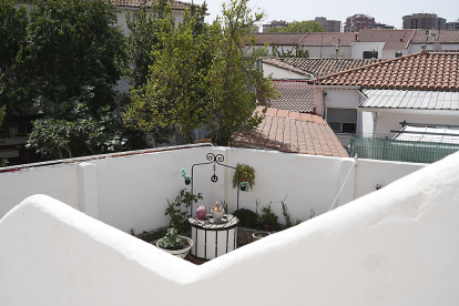 Uno de los peculiares patios 'mediterráneos' del barrio en la calle Chica. J. M. LOSTAU