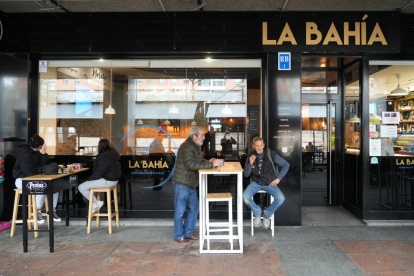 Terraza de la cafetería La Bahía en la plaza Marcos Fernández de Parquesol, Valladolid, en la actualidad.-  J. M. LOSTAU
