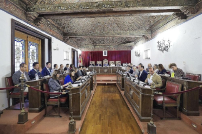 Pleno de la Diputación celebrado ayer en el vallisoletano Palacio de Pimentel.-EL MUNDO