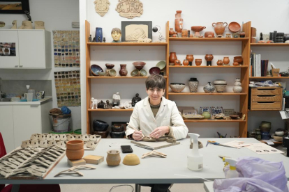 Laura Castrillo, ceramista de Cerámica Creativa Castrillo en el número 35 de la Plaza Porticada de Valladolid - J.M. LOSTAU