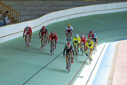 Varios ciclistas compiten en el velódromo Narciso Carrión.-PABLO REQUEJO (PHOTOGENIC)
