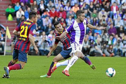 Rossi avanza con el balón ante la presencia de Adriano y Pedro en el Real Valladolid-Barcelona disputado en Zorrilla en 2014.-J.M. LOSTAU
