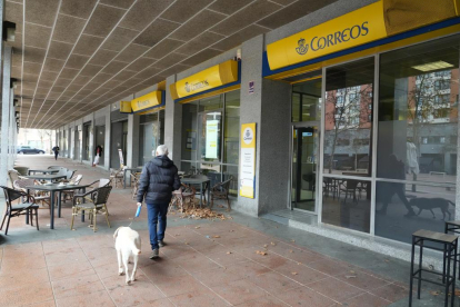 Oficina de correos en la plaza Marcos Fernández de Parquesol, Valladolid, en la actualidad.-  J. M. LOSTAU