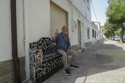 Calle de Los Enamorados. Un vecino sentado en un banco junto a su casa que él mismo se ha reformado. J. M. LOSTAU
