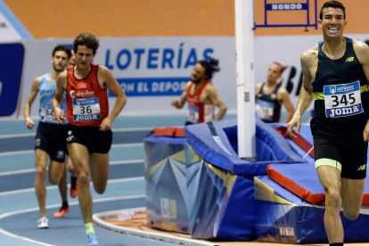 Adel Mechaal, el pasado sábado, camino de ganar el título español de 3.000 metros en Valencia.-EFE