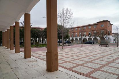Plaza Porticada en el barrio de Girón de Valladolid - J.M. LOSTAU