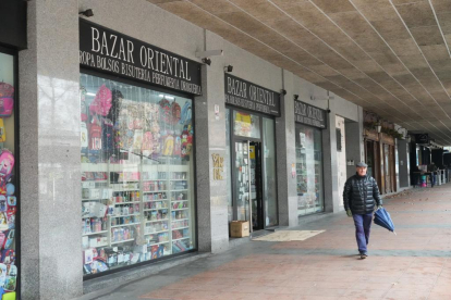 Bazar oriental en la plaza Marcos Fernández de Parquesol, Valladolid, en la actualidad.-  J. M. LOSTAU