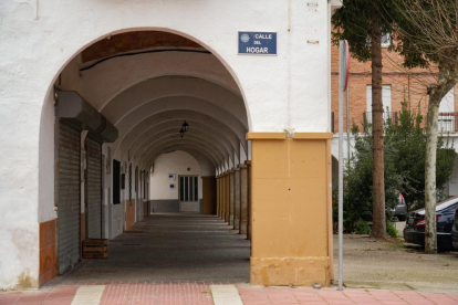 Plaza Porticada en el barrio de Girón de Valladolid - J.M. LOSTAU