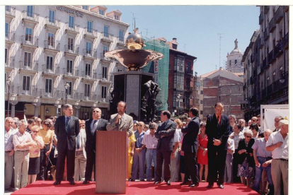 Inauguración de la Plaza Fuente Dorada en 1998 con el ex alcalde de Valladolid, Javier León de la Riva. -ARCHIVO MUNICIPAL VALLADOLID