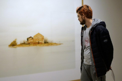 Un  joven observa una de las fotografías de Elger Esser expuestas en  el Museo Patio Herreriano.-C.A.