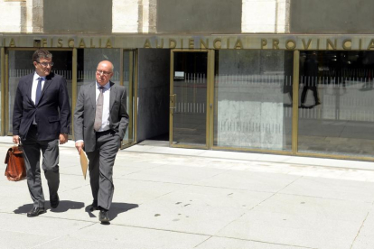 El procurador del PP Alfonso Centeno (D) acudió a declar junto a su abogado ante la Sala Civil-Penal del Tribunal Superior de Justicia de Castilla y León-ICAL