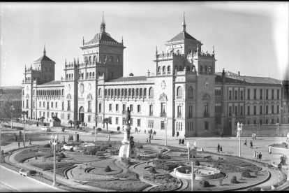 Vista general de la Plaza Zorrilla en los años 60. -ARCHIVO MUNICIPAL VALLADOLID