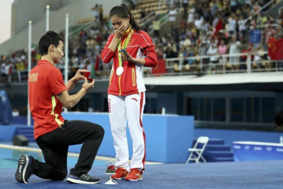 La china He Zi acepta la petición de matrimonio de su novio tras ganar plata.-STEFAN WERMUTH