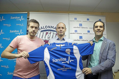 Nacho González, Diego Camino y el presidente Mario Arranz posan con la camiseta en la presentación del lunes.-José C. Castillo