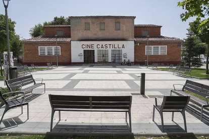 Plaza del Cine Castilla. J. M. LOSTAU