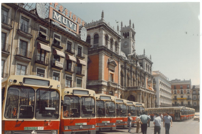 Presentación autobuses urbanos en la plaza Mayor en 1986. -ARCHIVO MUNICIPAL VALLADOLID