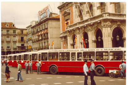 Presentación de autobuses urbanos en la plaza Mayor en 1982. -ARCHIVO MUNICIPAL VALLADOLID
