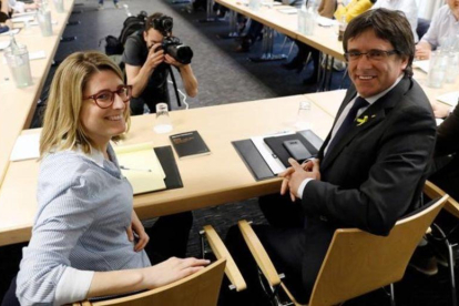 Elsa Artadi y Carles Puigdemont, en la reunión de Junts per Catalunya en Berlín.-AFP / ODD ANDERSEN