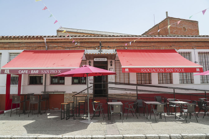Café bar de la Asociación San Pío X en la calle Hogar. J. M. LOSTAU