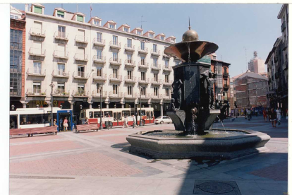 Plaza Fuente Dorada en el año 1998. -ARCHIVO MUNICIPAL VALLADOLID
