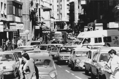 Calle Santiago con tráfico en 1982. -ARCHIVO MUNICIPAL VALLADOLID