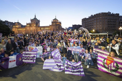 Los aficionados del Real Valladolid celebran la permanencia, anoche, junto a la fuente de la Plaza Zorrilla.-MIGUEL ÁNGEL SANTOS
