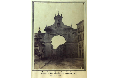 Arco de la calle de Santiago, derruido en 1864. -ARCHIVO MUNICIPAL VALLADOLID