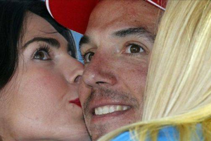 Purito recibe los besos de las azafatas en el podio de la Vuelta al País Vasco.-Foto: EFE / JAVIER ETXEZARRETA